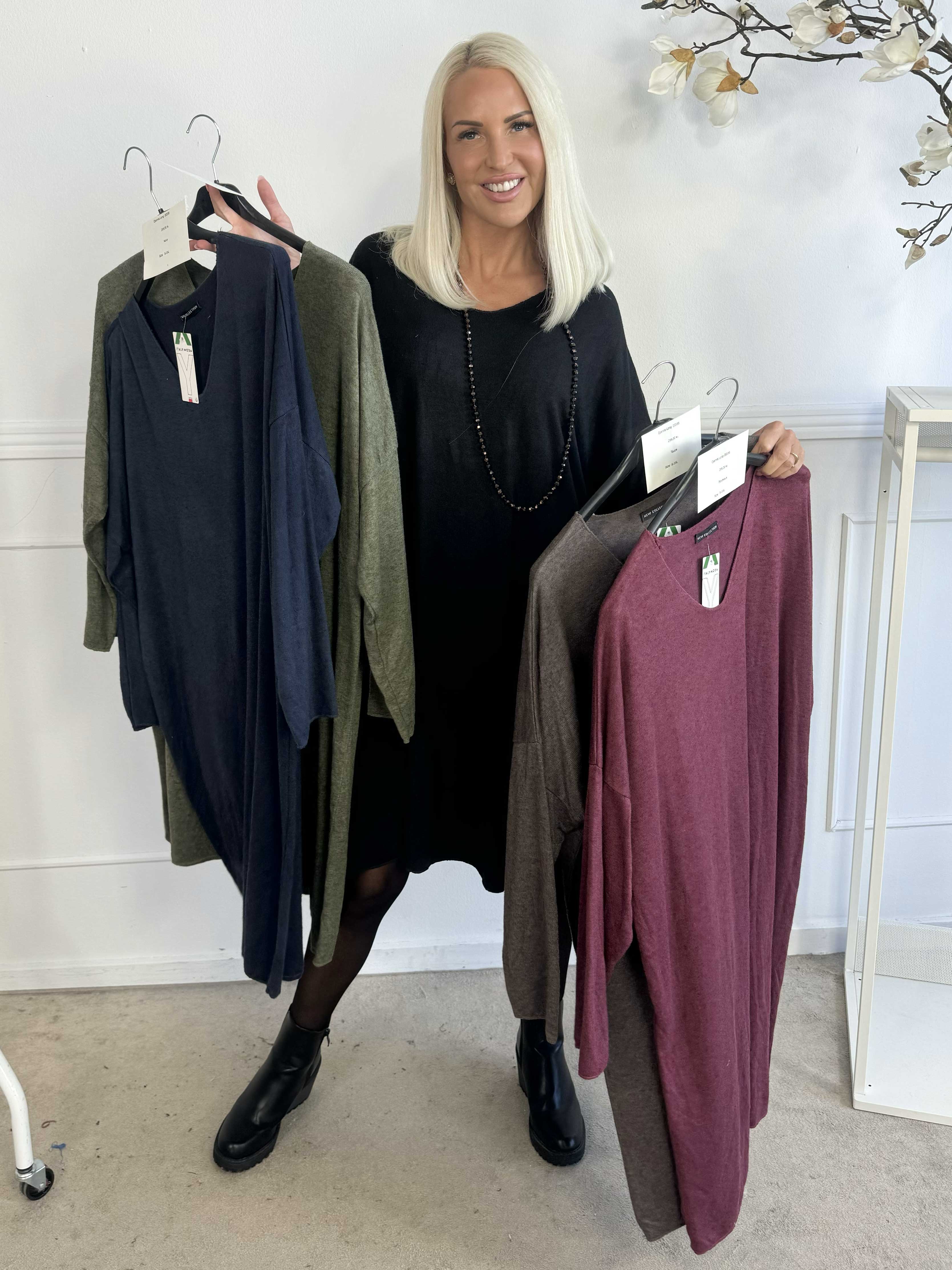 Djamila Long - Klänning i megamjuk viskos med v-ringning